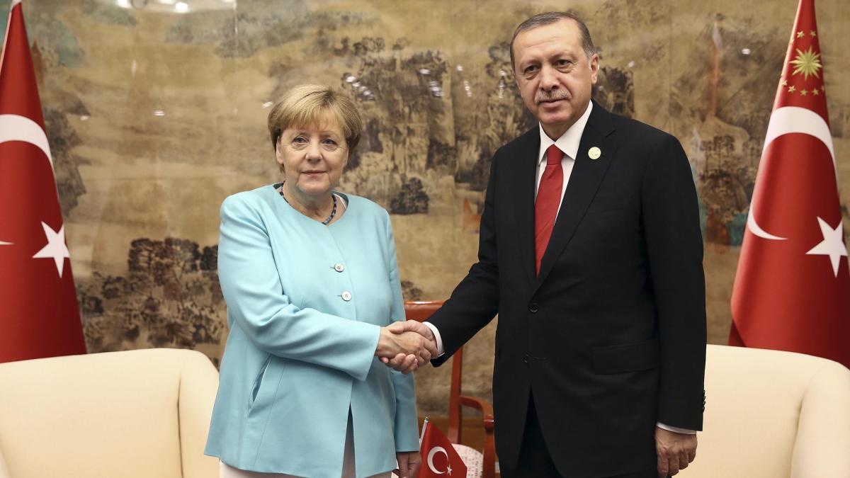 Merkel’in Türkiye ziyaretinde masanın üstü dolu